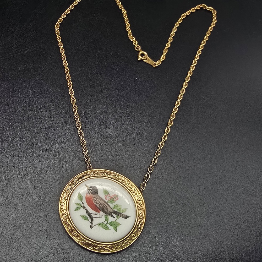Avon 1982 Birds of Nature Necklace Robin Welcome Spring Gold Tone Vintage